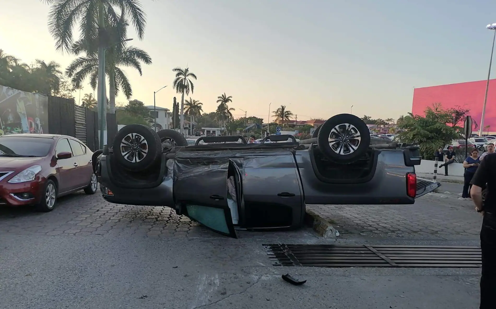 Choque y volcadura en avenida Hidalgo Mario Cruces (1)